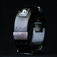 Armband mit Zuchtperlen und Horn. Schmuckdesign von Ivo Borisov.