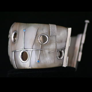 Armband aus Silber 925, echtem Horn und Türkis.