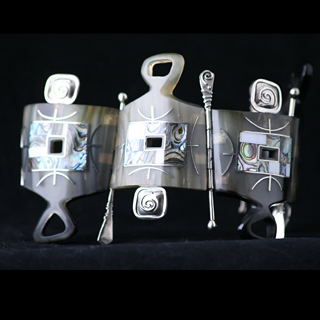 Designer Armband aus Horn mit Perlmutt und Neusilber.