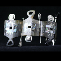 Designer Armband aus Horn mit Perlmutt