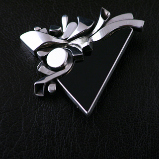 Elegante Brosche aus Silber 950 und ein perfekte verarbeitete Onyx.