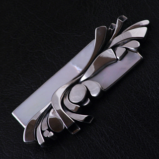 Attraktive Brosche aus Silber 950 und weißem Perlmutt.