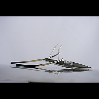 Modische Brosche mit einzigarigem Design aus Silber und Horn