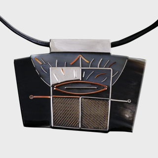 Silber Collier mit Horn, Kupfer, Silberkarabinerverschluß und schwarzem Lederband