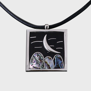 Designer Collier Mond mit Horn und Perlmutt, Silberkarabinerverschluß und schwarzem Lederband