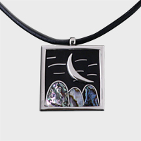 Designer Collier Mond mit Horn und Perlmutt, Silberkarabinerverschluß und schwarzem Lederband