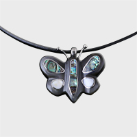 Halskette aus Leder mit Anhänger Schmetterling aus Horn und Perlmutt