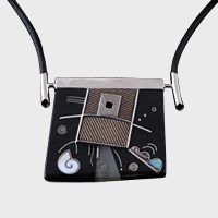 Designer Collier mit Schneke aus weißem Perlmutt und Wolke aus mehrfarbigem Perlmutt