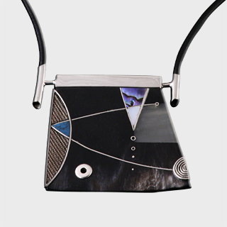 Collier aus Horn, Türkis, weißem und mehrfarbigem Perlmutt, Lederkette