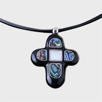 Kreuz aus schwarzem Horn, weißem und mehrfarbigem Perlmutt mit Ledercollier und Silberkarabinerverschluß