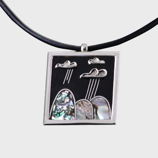 Halskette mit Anhänger Landschaft aus Perlmutt, Horn und Neusilber mit Lederband