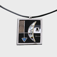 Kette aus Leder mit Anhänger aus Perlmutt, Turquoise, Kupfer, Messing, Neusilber und echtem Horn