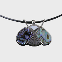 Anhänger Schmetterling mit Kette aus scwarzem Lederband und Silberkarabinerverschluß