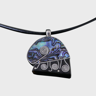 Anhänger Schnecke mit Kette aus schwarzem Lederband und Silberkarabinerverschluß