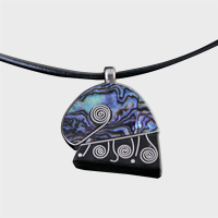 Anhänger Schnecke mit Kette aus schwarzem Lederband und Silberkarabinerverschluß