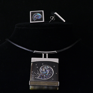 Schmuckset Meeresboden. Collier und Ohrringe aus Silber, Perlmutt, Horn, Messing, Neusilber mit Lederband