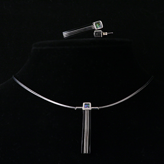 Stilvoller Schmuck. Set bestehend aus Collier und Ohrringe