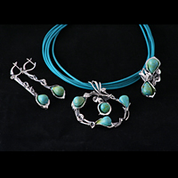 Silberne Collier, Ring und Ohrringe mit Türkis. 