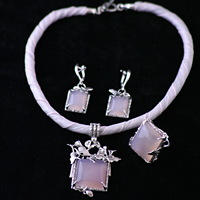Silberne Collier, Ring und Ohrhänger mit Rosenquarz