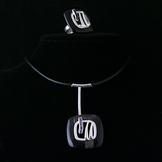 Silber Schmuck mit Horn und Perlmutt. Set bestehend aus Collier und Ring