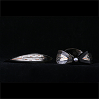 Schmuck Art von Ivo Borisov. Kunst-Schmuck-Ensemble aus Armband und Haarspange mit Perlen, Horn, Kupfer und Neusilber